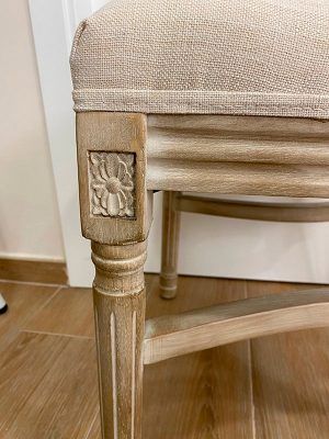 silla con grabado las patas, detalle silla luis XVI