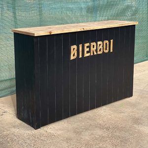 Barra de madera con logo en relieve