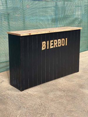 Barra de madera con logo en relieve