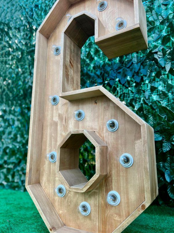 número-de-madera-con-luces