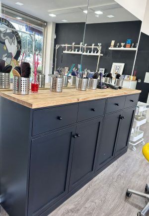 MUEBLE CON CAJONES Y PUERTAS - Imagen 2