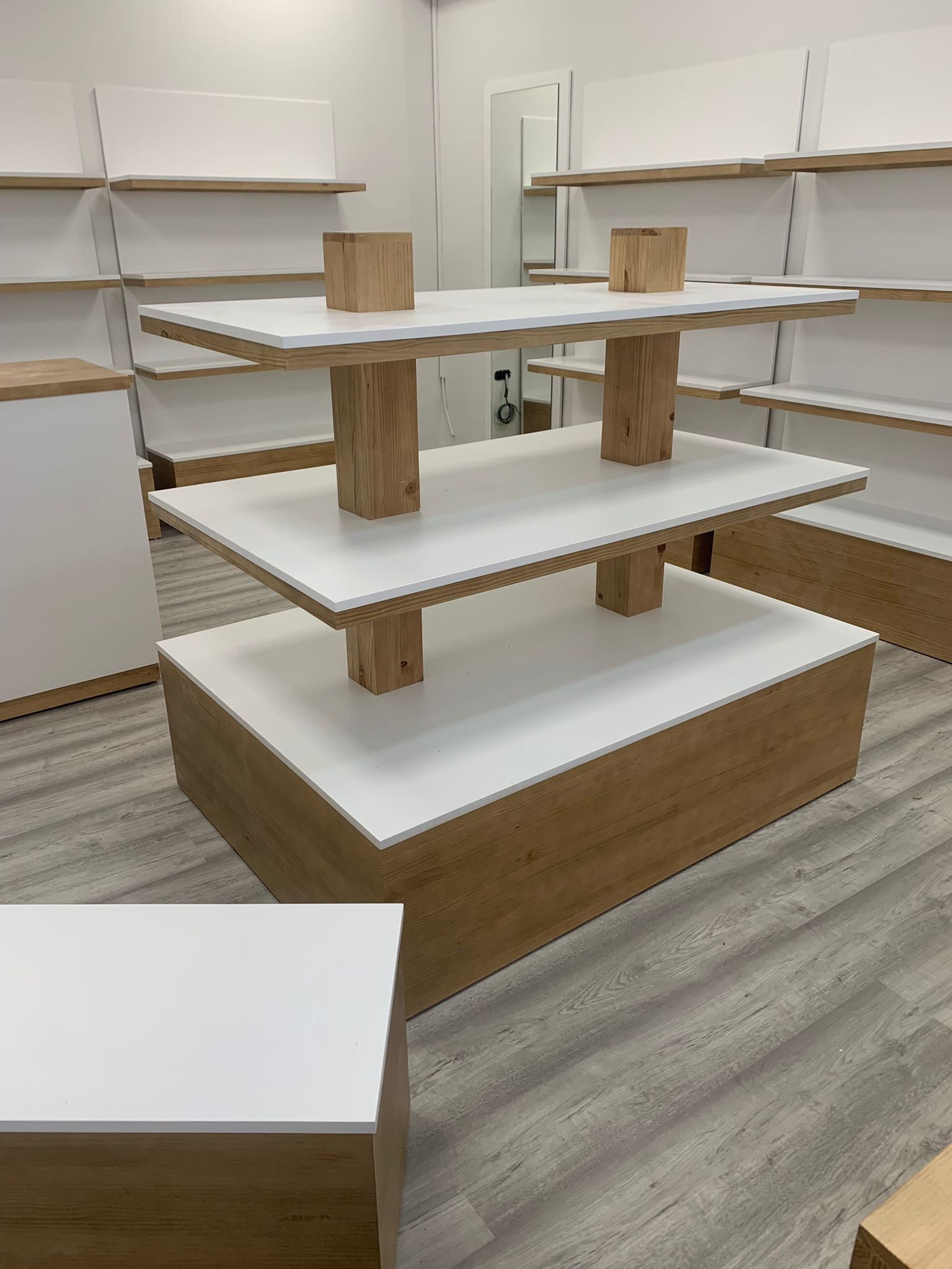 EXPOSITOR PIRAMIDAL DE MADERA - Imagen 3